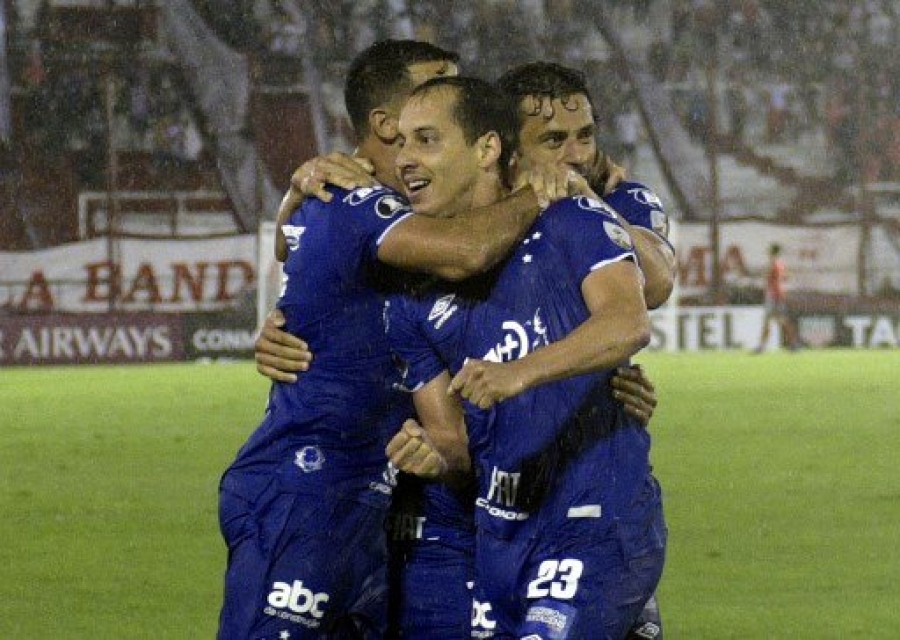 Cruzeiro bate o Huracán em Buenos Aires, na estreia da Libertadores