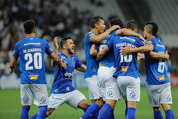 Cruzeiro vence Corinthians de virada e sai da zona de rebaixamento do Campeonato Brasileiro