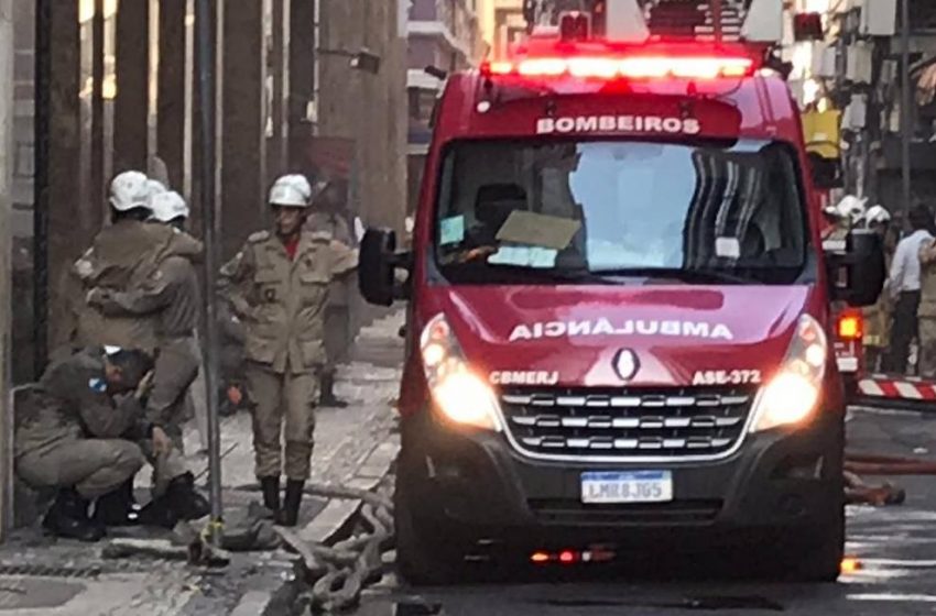  Três bombeiros morrem durante combate a incêndio em boate no Rio
