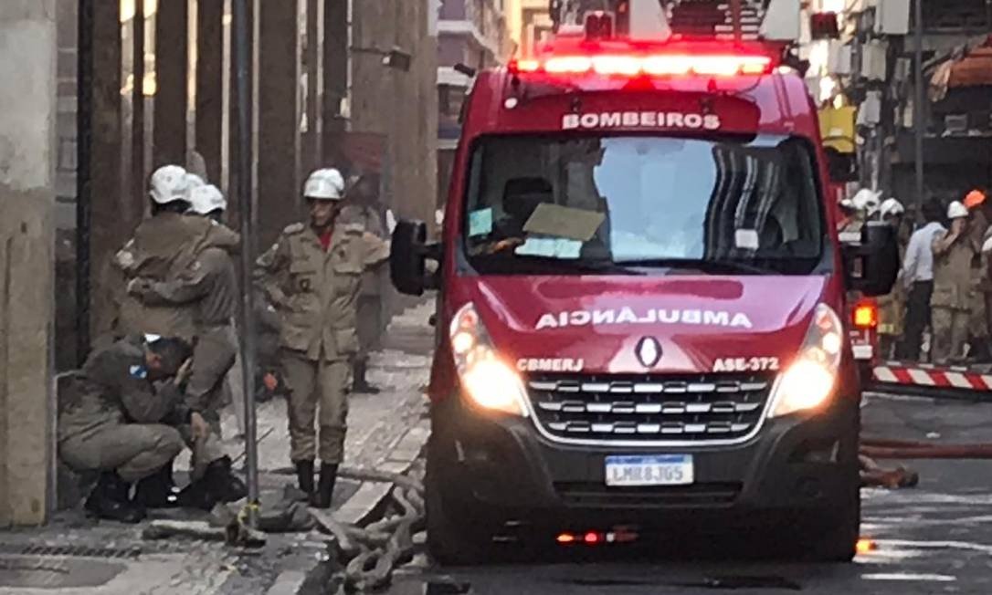 Três bombeiros morrem durante combate a incêndio em boate no Rio