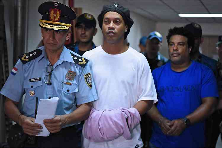 Presos no Paraguai Ronaldinho Gaúcho e Assis são algemados e levados para prestar depoimento