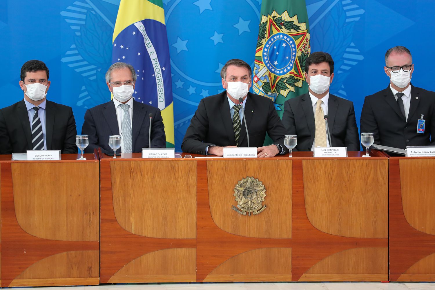 Bolsonaro anuncia em suas redes sociais a fabricação do cloro-quina para possível cura do corona vírus