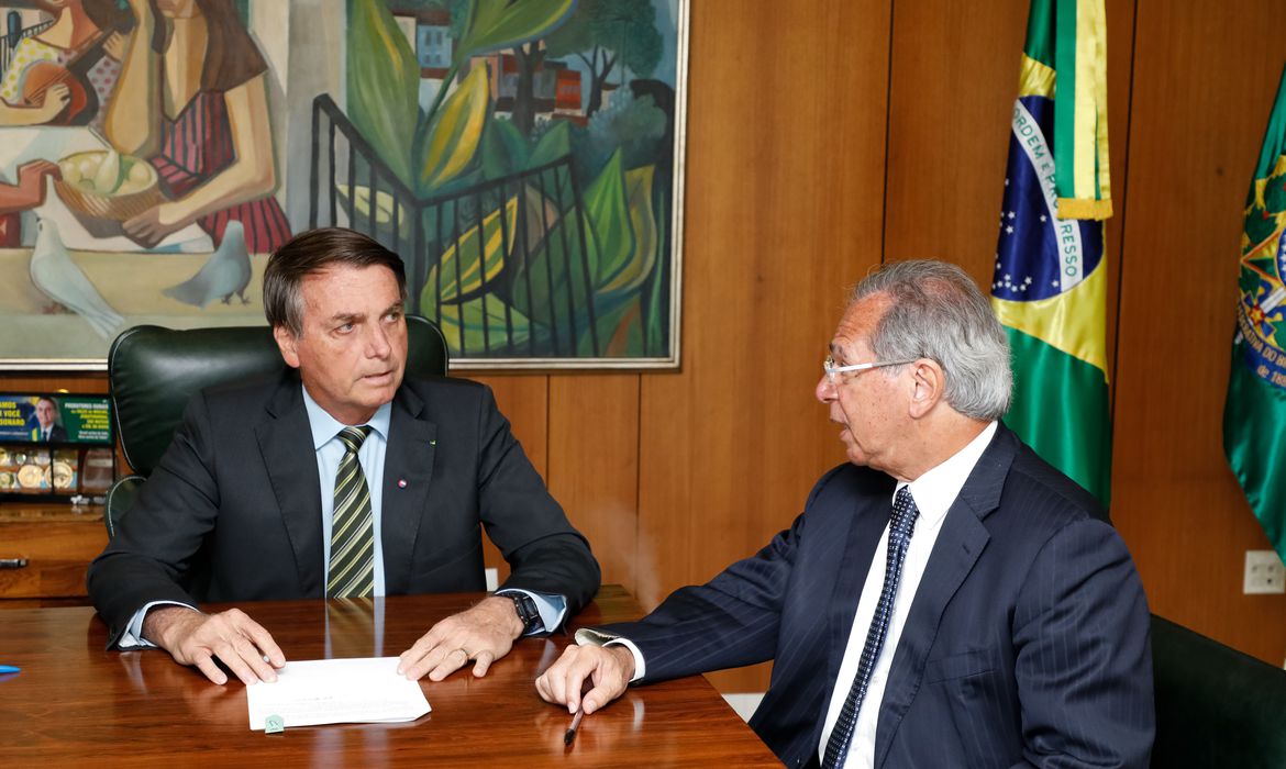 Bolsonaro prorroga novamente programa de redução de salários e jornada