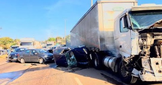 ‘Vai bater!’: Vídeo de motorista flagra carreta desgovernada e acidente no Anel