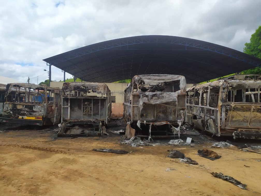Incêndio destrói cinco veículos no pátio da Prefeitura de Frei Inocêncio