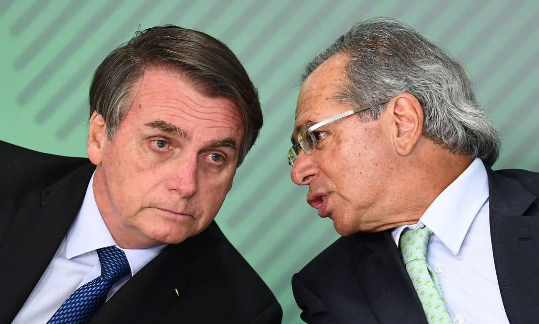 Bolsonaro diz que vai meter o dedo na energia elétrica