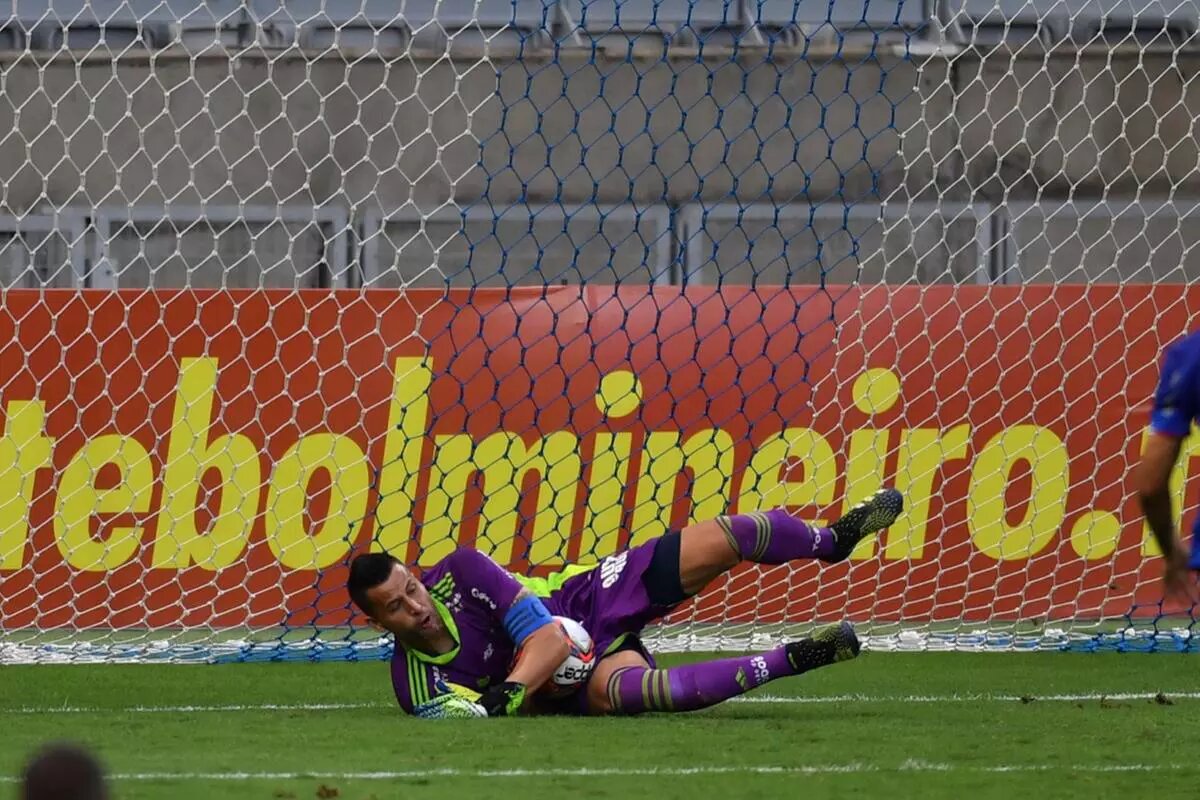Fábio pega pênalti e salva o Cruzeiro de mais um fracasso