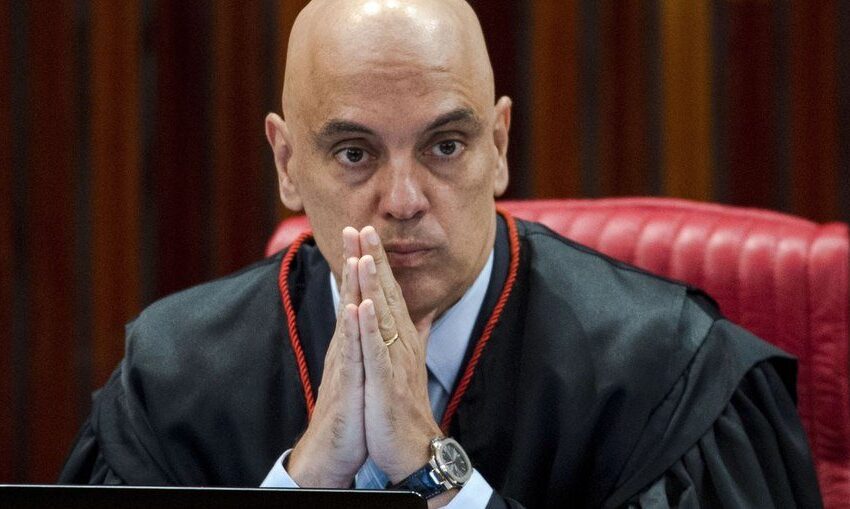  Moraes acolhe notícia-crime contra Bolsonaro por críticas às urnas