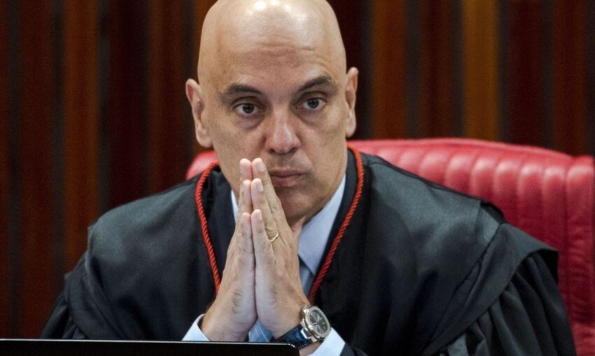 Moraes acolhe notícia-crime contra Bolsonaro por críticas às urnas