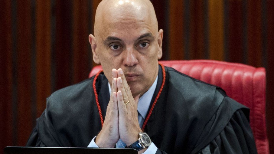 Moraes acolhe notícia-crime contra Bolsonaro por críticas às urnas