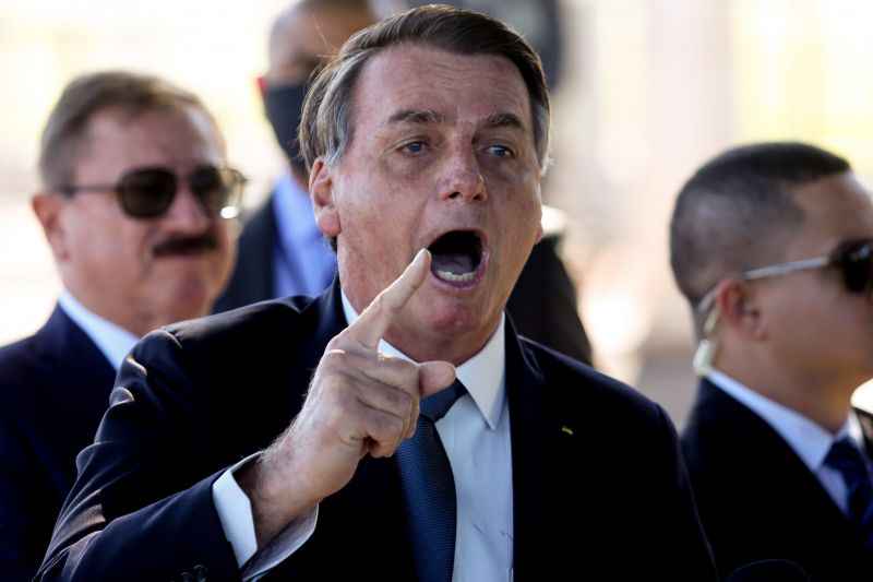 Bolsonaro vai pedir que Senado abra processo contra Barroso e Moraes