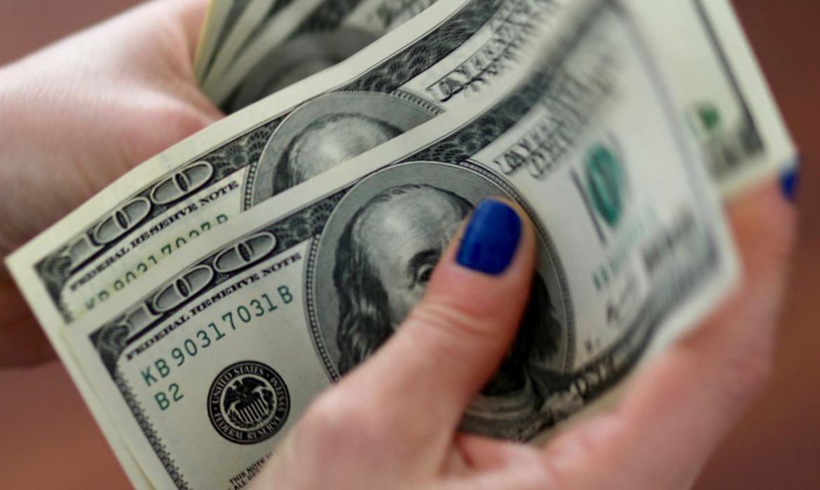 Dólar cai para R$ 5,18 em dia de decisão do Copom