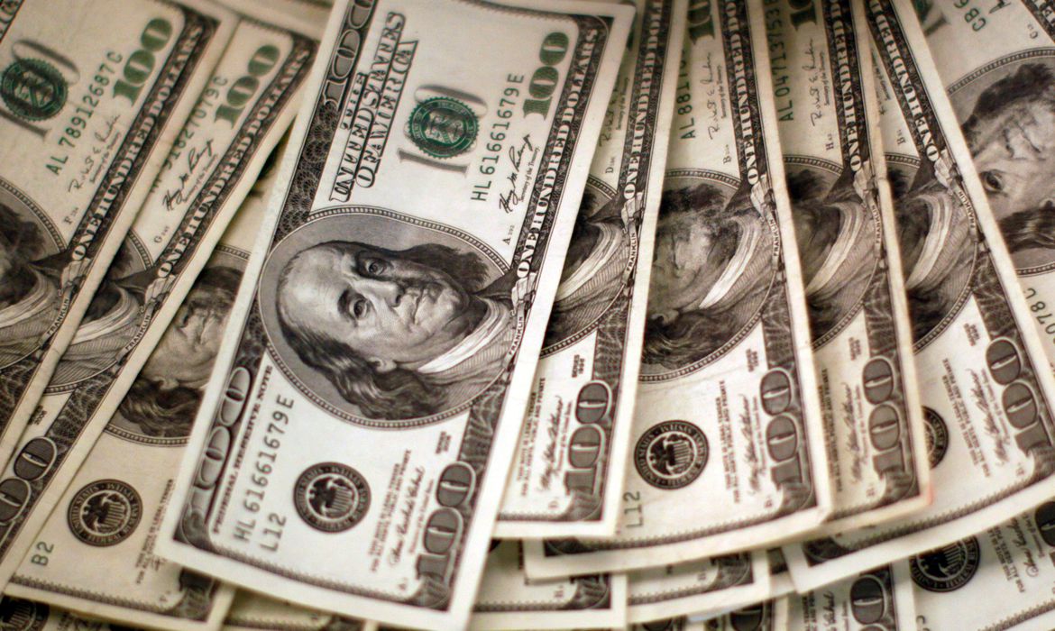 Dólar bate em R$ 5,42 em dia de pânico global