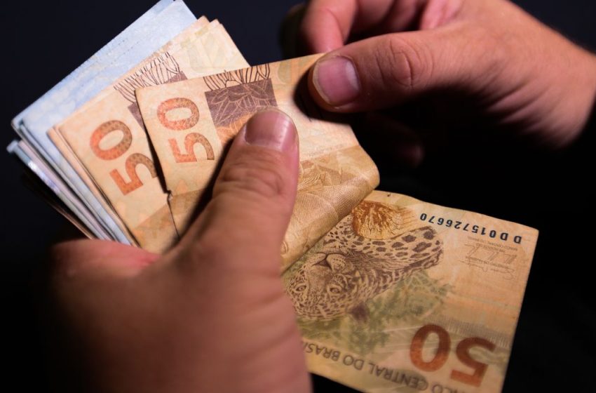  Salário mínimo passa a ser de R$ 1.212 a partir de hoje