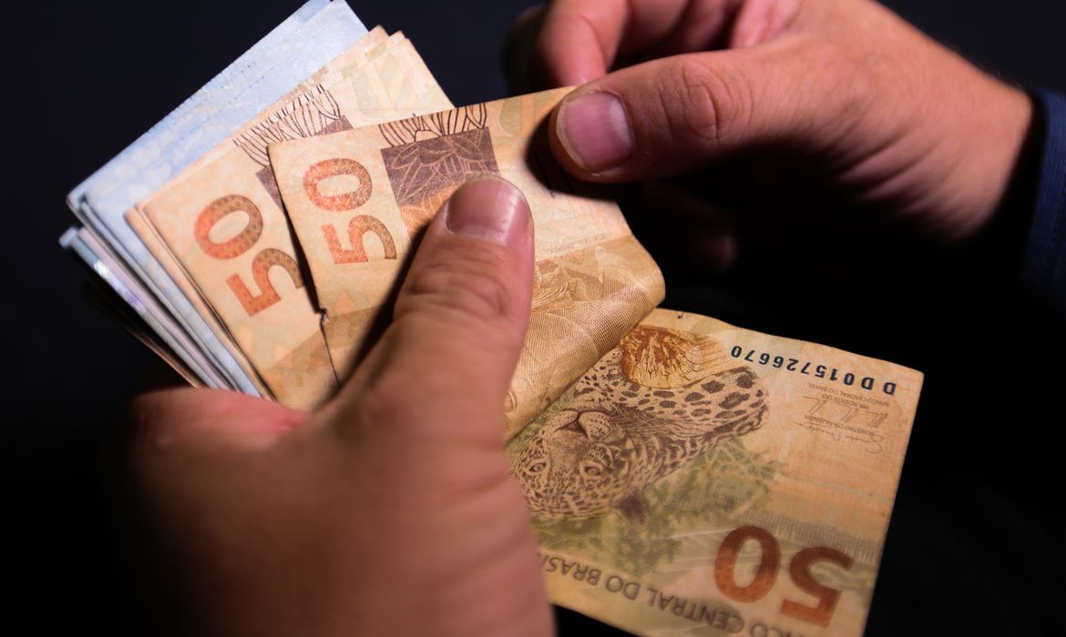 Salário mínimo passa a ser de R$ 1.212 a partir de hoje