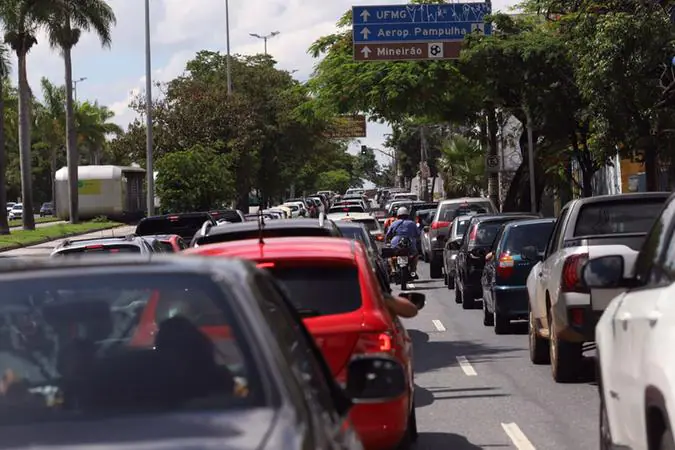  Zema sanciona lei que reduz taxa de licenciamento de veículos em MG