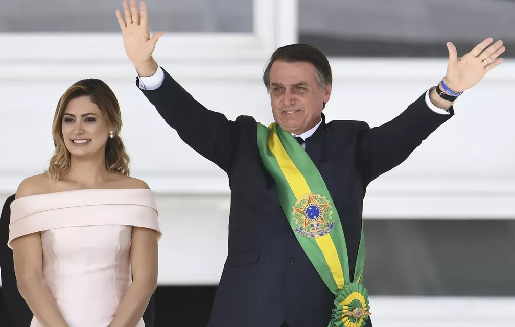 Bolsonaro deixa o Brasil  e não passará a faixa a Lula