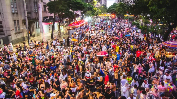 Banda Mole celebra volta ao carnaval de rua em  BH com 10 horas de festa e 50 mil foliões