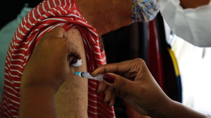 Brasil começa a aplicar vacina bivalente contra covid-19