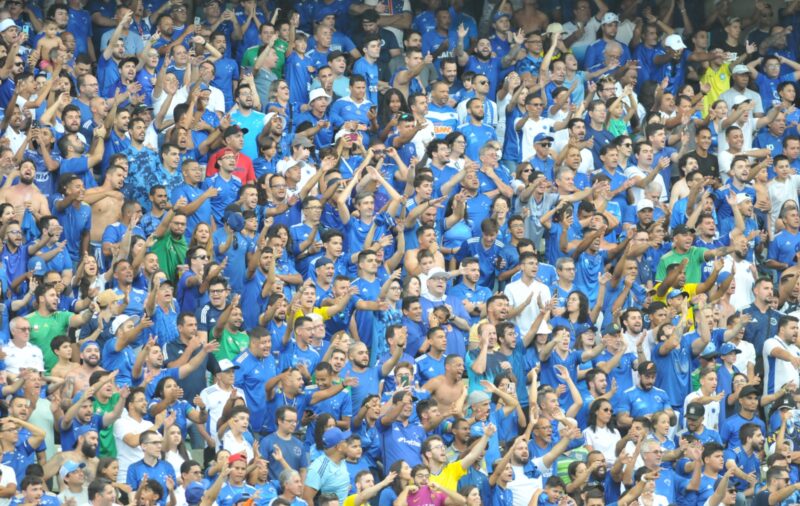 Cruzeiro com a quarta vitória seguida assume a liderança do Brasileirão