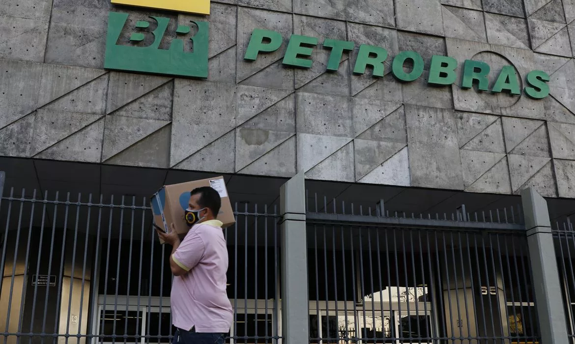 Petrobras anuncia  preço menor  da gasolina em 4,66% para distribuidoras