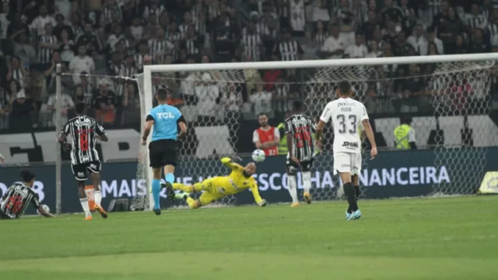 Galo joga mal no Mineirão e perde para Corinthians pelo Brasileiro