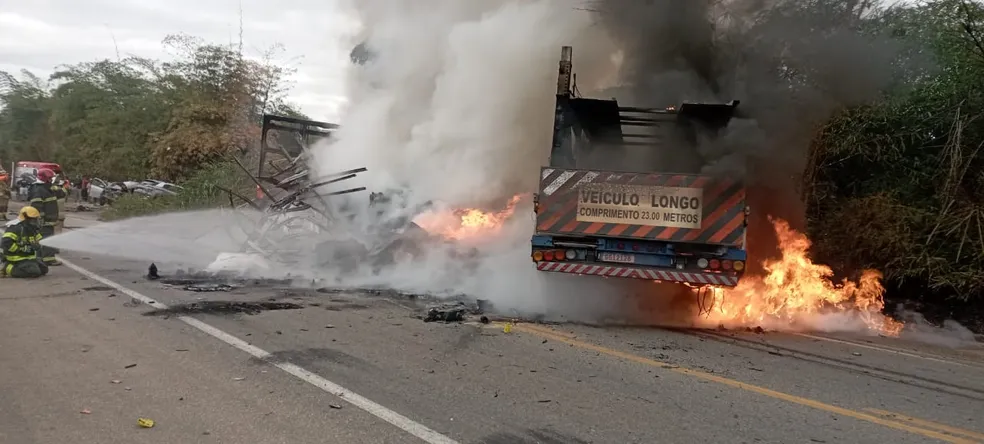 Acidente  mata duas pessoas e interdita a BR-116; Dois caminhões ficaram em chamas após a batida