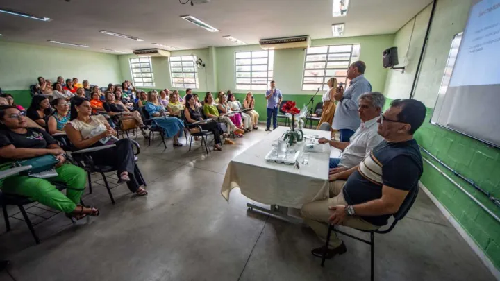 SMED recebe as diretoras das escolas municipais de Valadares para início de mais um ano letivo