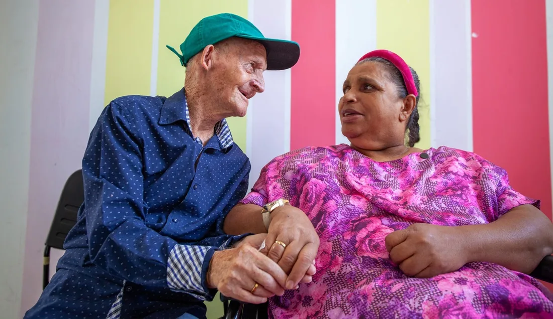 Paciente da Casa de Saúde Santa Izabel, em Betim, faz 100 anos e pede namorada em casamento
